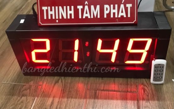đồng-hồ-sân-bóng-đá